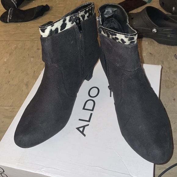 *** Final Sale*** Black booties - Picture 4 of 4